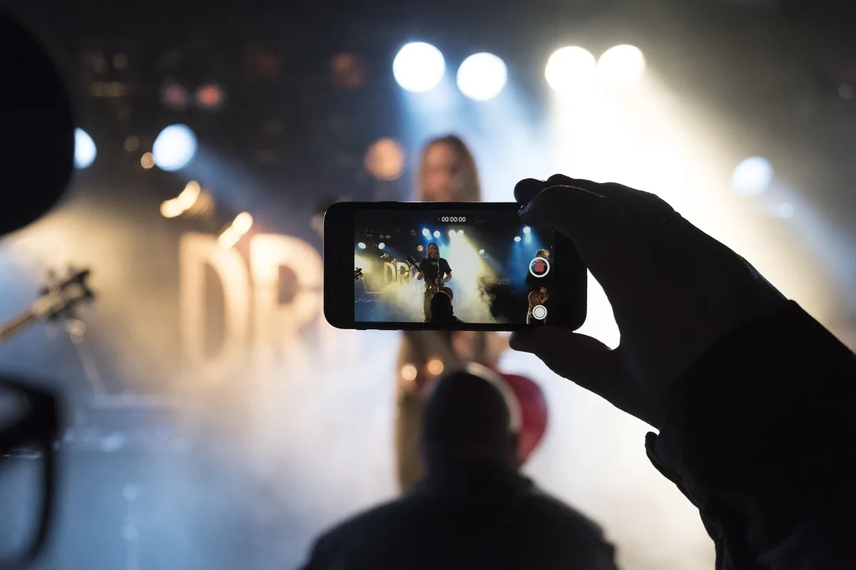 Open‑Air‑Bühne in einem Innenhof mit Band und Zuschauern
