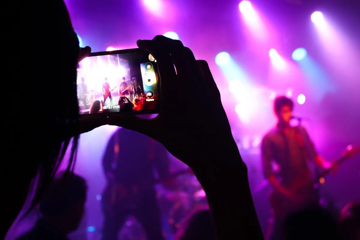 Publikum bei einem Straßenmusikfestival in Europa