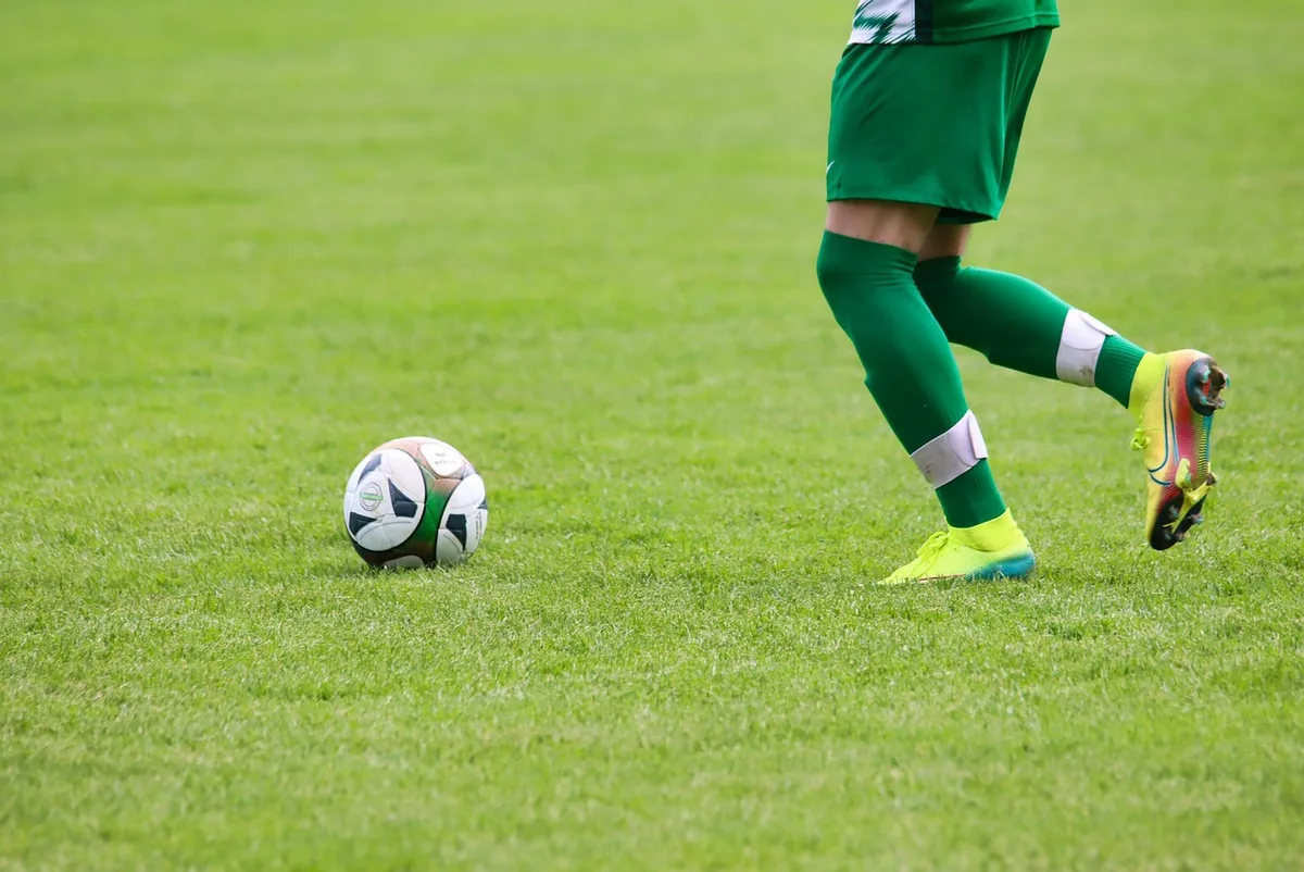 Verletzter Spieler am Spielfeldrand mit Betreuern
