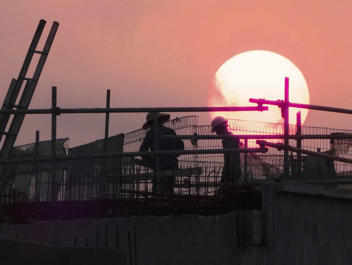 Anonymisierte Bauarbeiter auf einer Großbaustelle