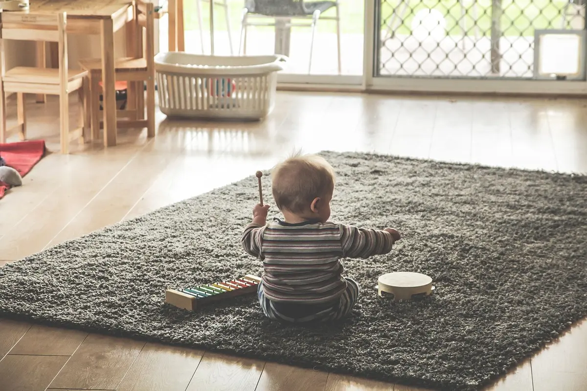 Räumliche Ansicht einer Kita mit Spielsachen und Betreuungsbereich für Kinder mit Unterstützungsbedarf