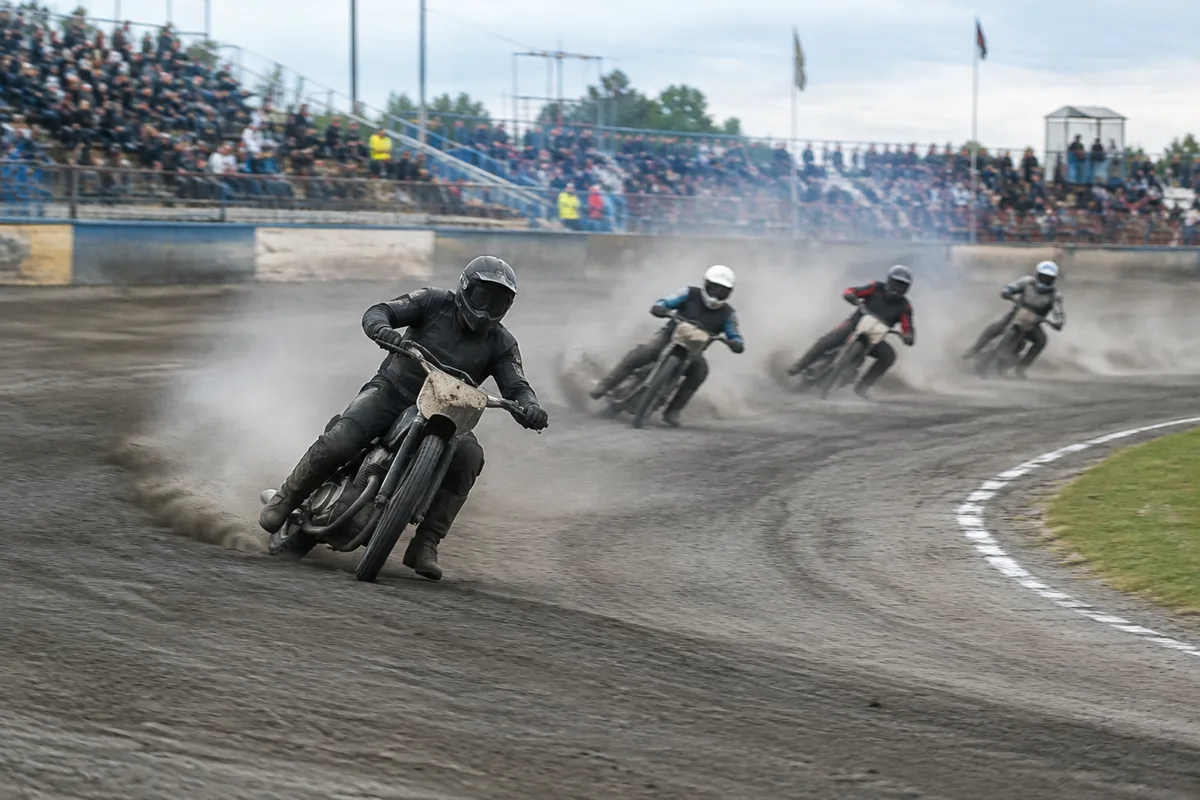 In Wolfslake übertrumpfen Speedway-Fahrerinnen ihre männlichen Gegner