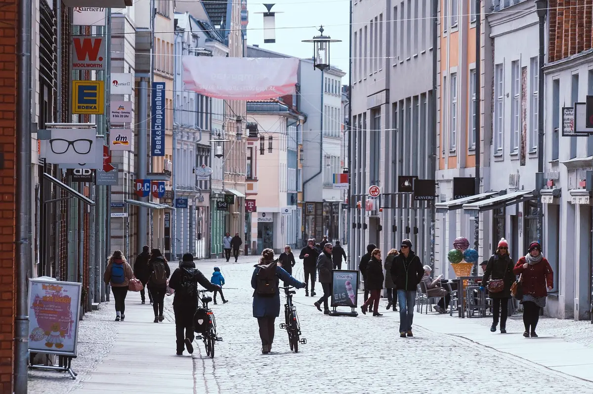 Briefkästen und Ladenschilder an einer städtischen Straßenecke