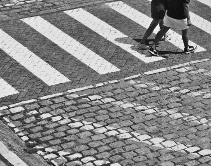Gitarre und Akkordeon auf gepflastertem Platz, zwei anonyme Musiker im Hintergrund
