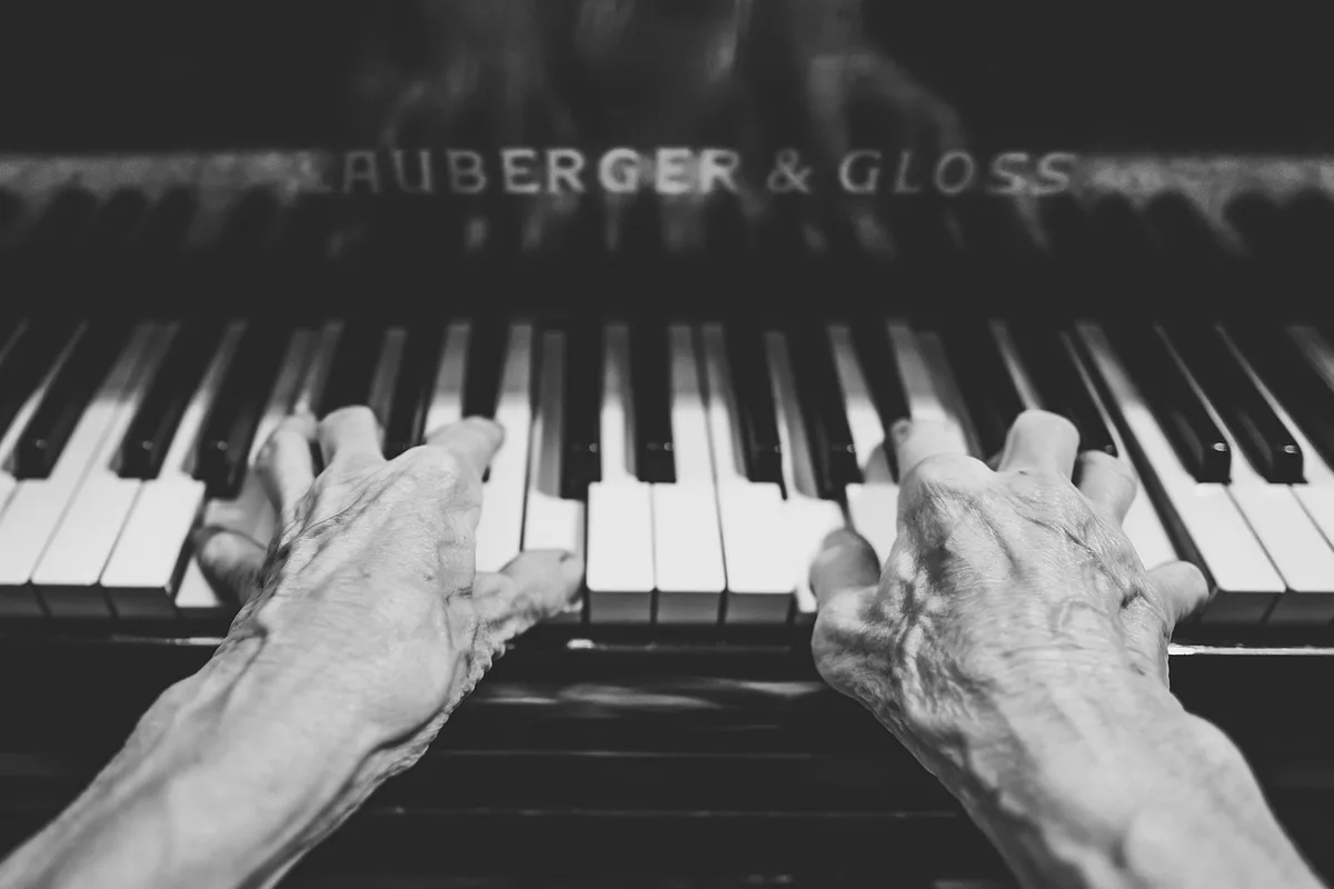 Junges Mädchen spielt Klavier auf einer Bühne