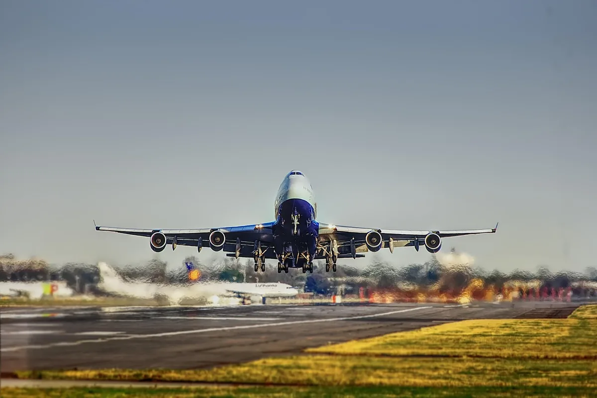 Airbus A380 nahe der Landebahnschwelle beim Aufsetzen