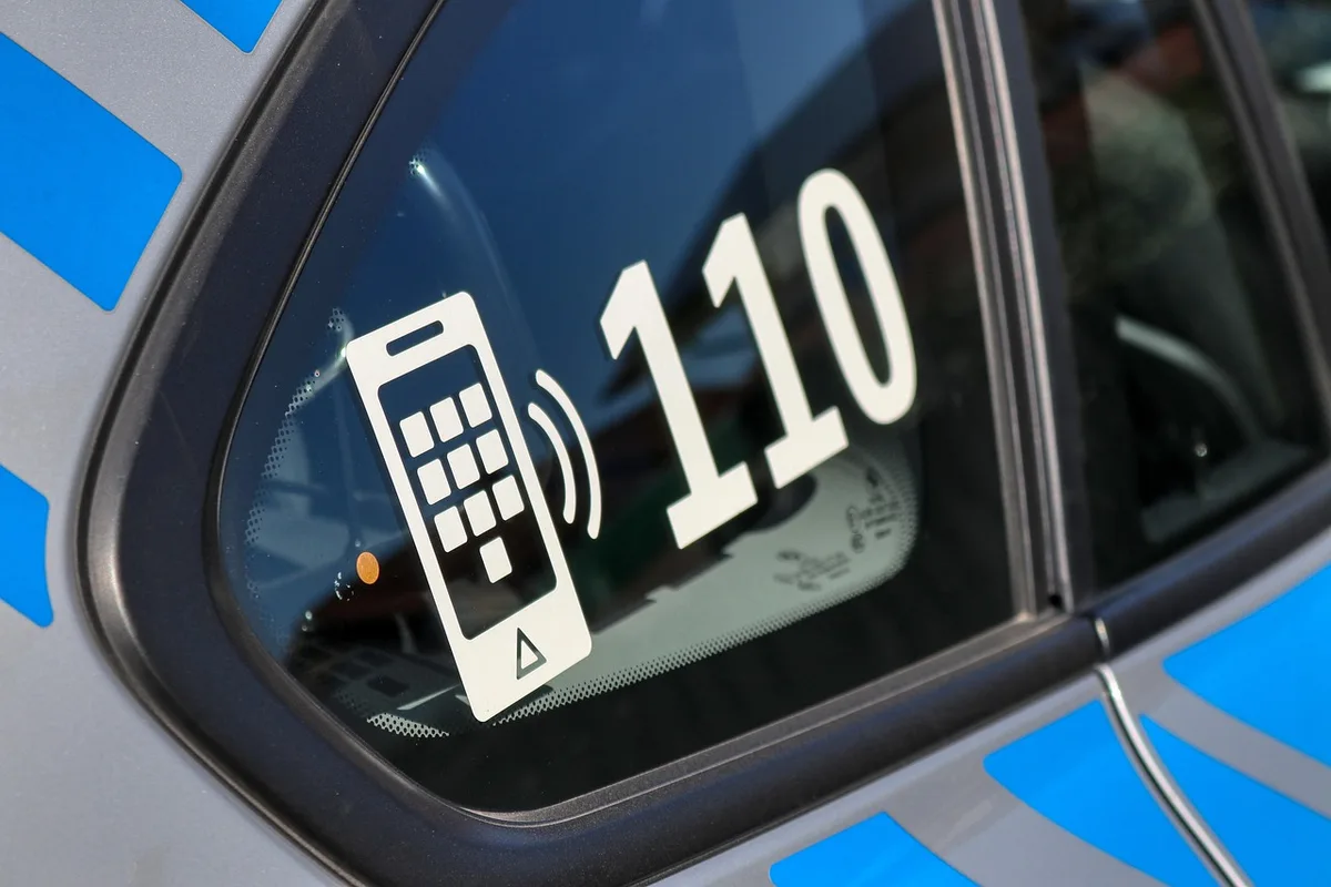 Leitstellenpersonal arbeitet konzentriert an Monitoren unter Zeitdruck