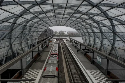Leerer S‑Bahn‑Bahnsteig am Abend mit schemenhaften wartenden Personen