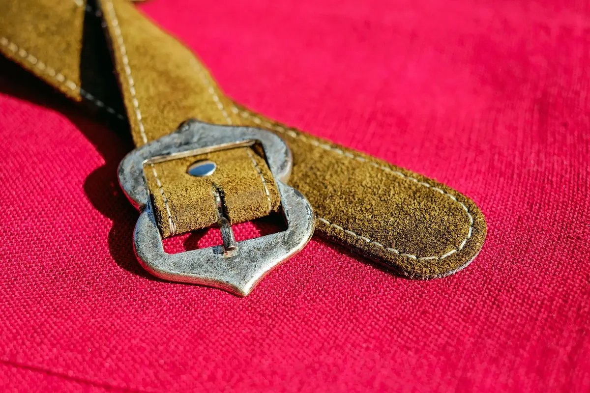 Person mit geschlossener Kleidung und Schutzbrille im Park