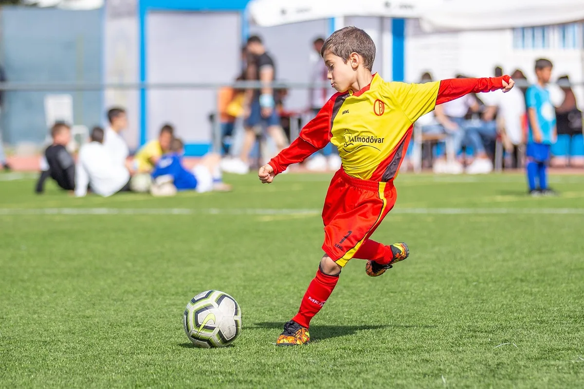 Spieler beim Dribbling und technischen Training, dynamische Bewegung