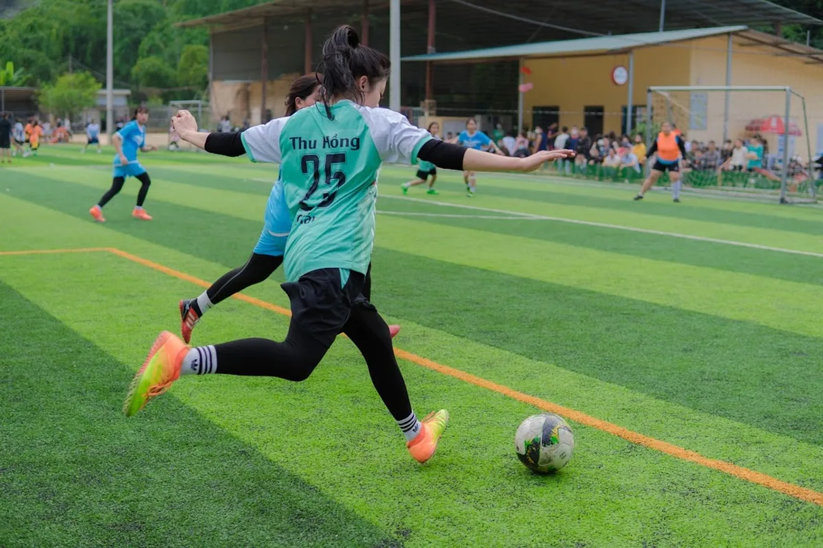 Spieler in Pressing-Formation während eines Trainings, taktische Ausrichtung sichtbar