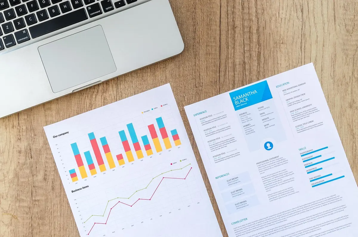 Grafik auf Bildschirm mit schwankenden Arbeitslosenzahlen