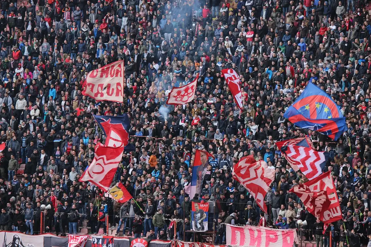 Stadionbühne mit Fahnenträgern und großen Wimpeln vor dem Anpfiff