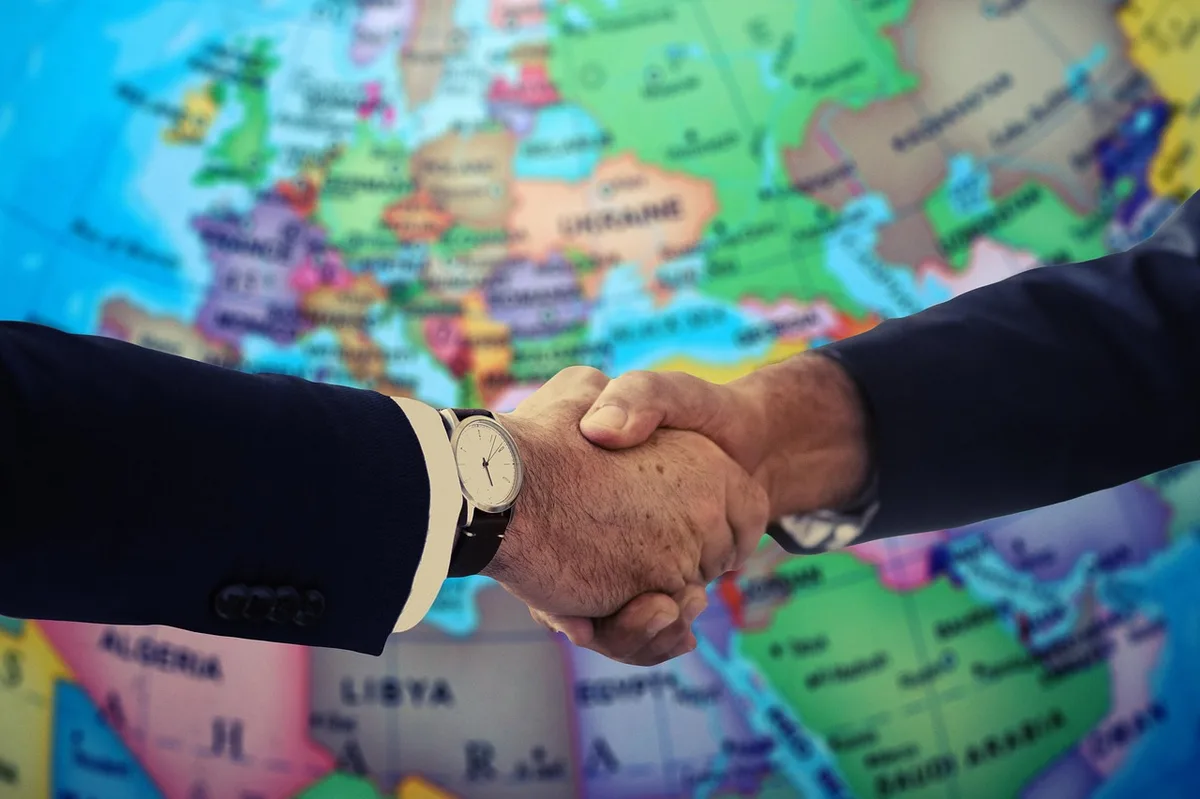 Geschäftsleute vor Karte Mitteleuropa besprechen Exportstrategie