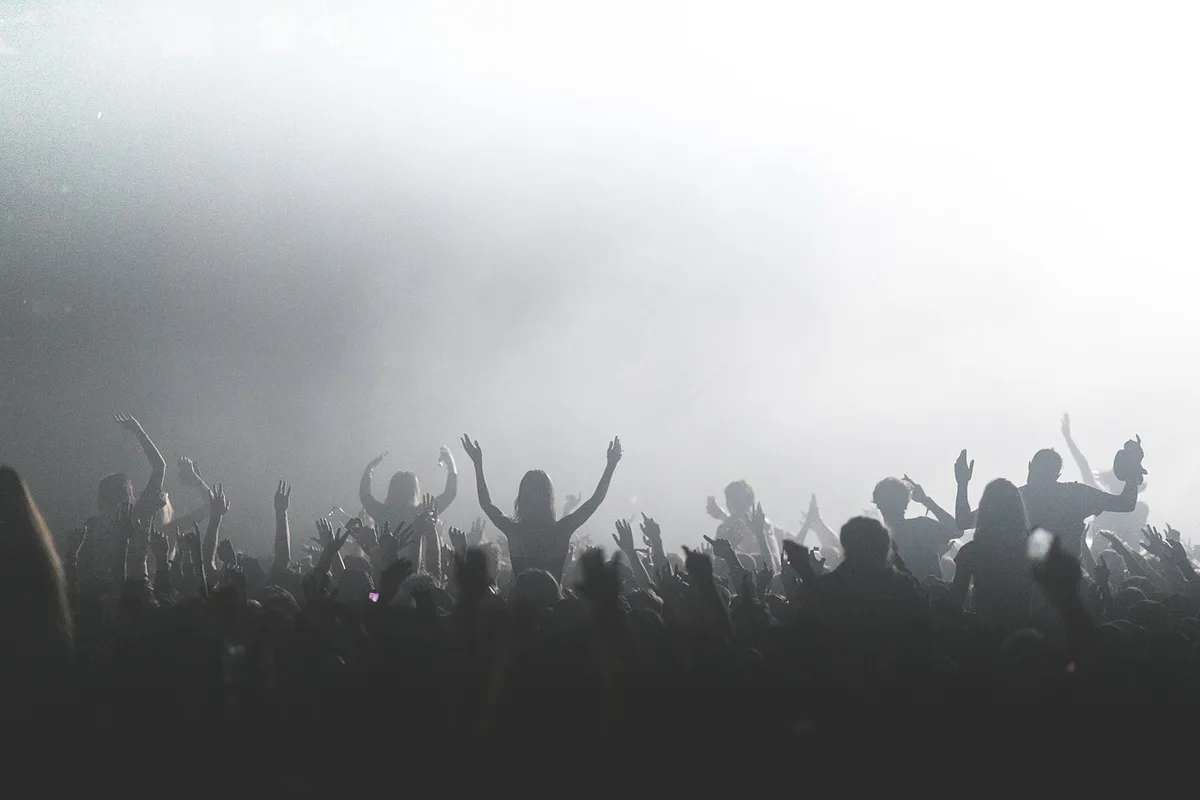 Publikum bei einem Open-Air-Konzert während einer Feier