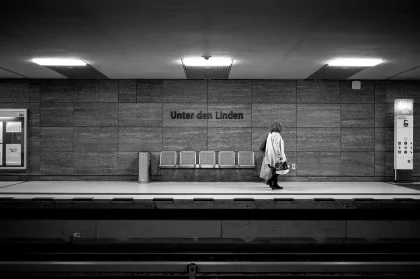 Silhouetten von Rucksäcken und Laptops auf einer Bank vor dem Berliner Stadtbild