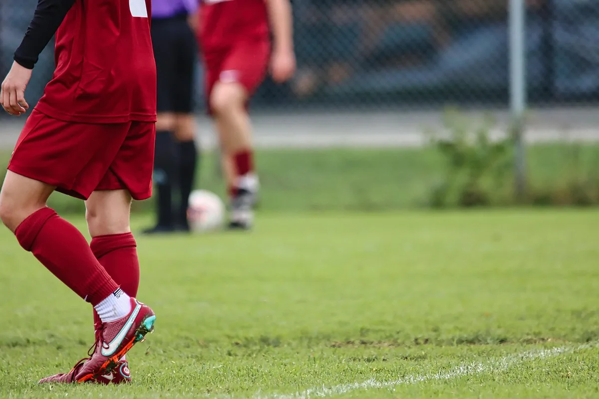 Spielszene ohne Tore in der ersten Halbzeit mit Defensivaktionen